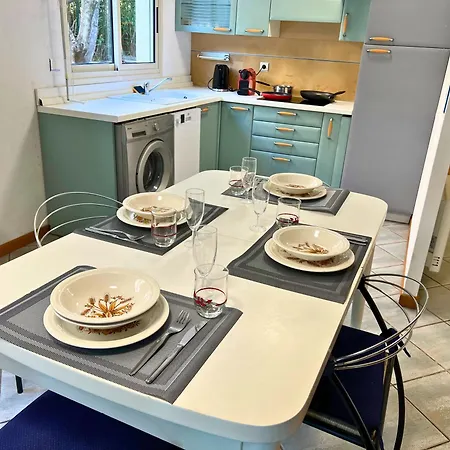 Magnificent With Garden On The 公寓